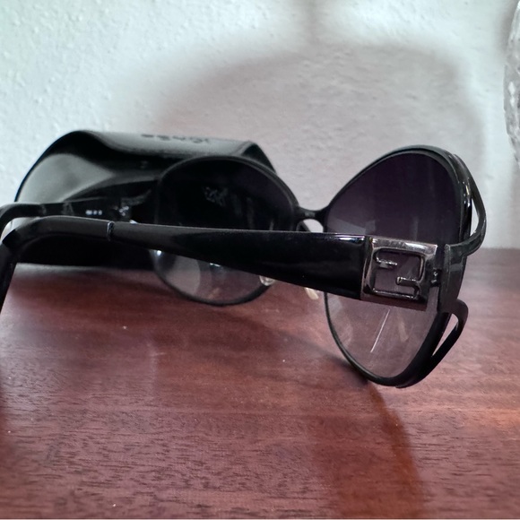 EUC Vintage Y2K Fendi sunglasses, black with case - Picture 4 of 5